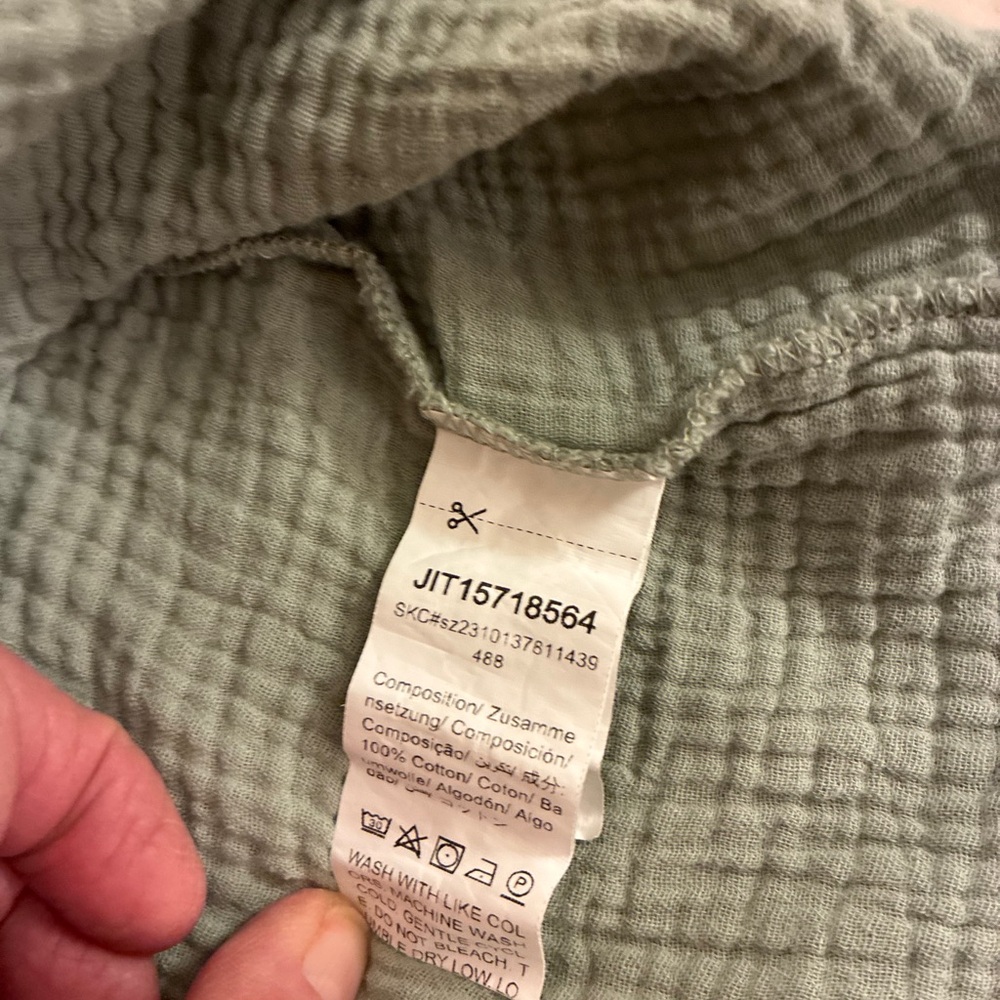 Women's Green Linen V-Neck Top - Picture 3 of 4